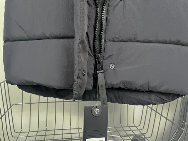 Canada Goose Down Jackets Hooded puffer product detail image 37