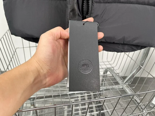 Canada Goose Down Jackets Hooded puffer product detail image 38