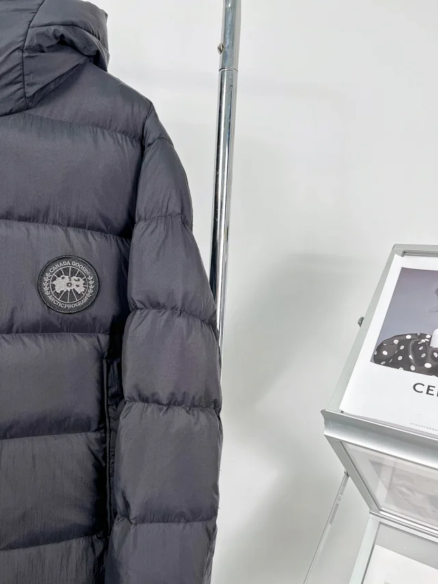 Canada Goose Down Jackets Hooded puffer product detail image 17