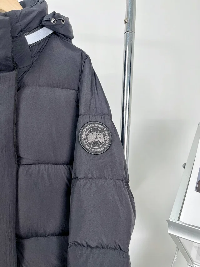Canada Goose Down Jackets Hooded puffer product detail image 35