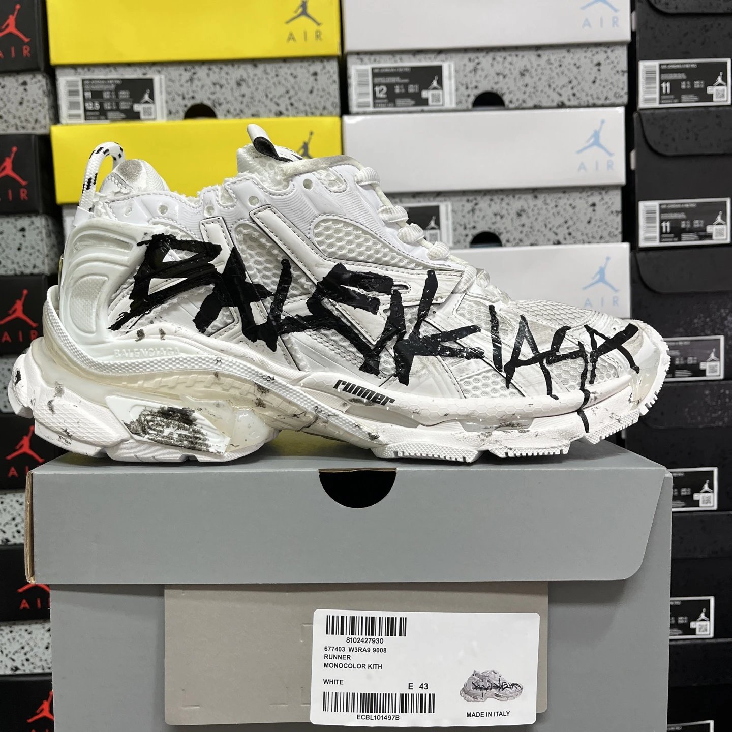 7.0 White Black Graffiti 9008