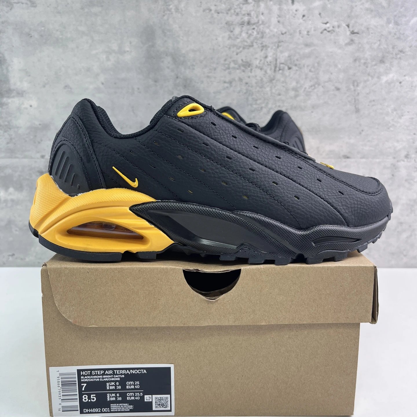 Black and yellow DH4692-001