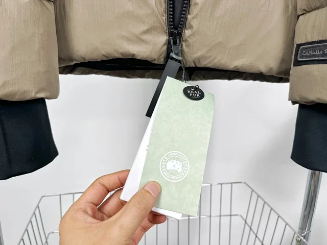 Canada Goose Down Jackets Hooded puffer product detail image 29