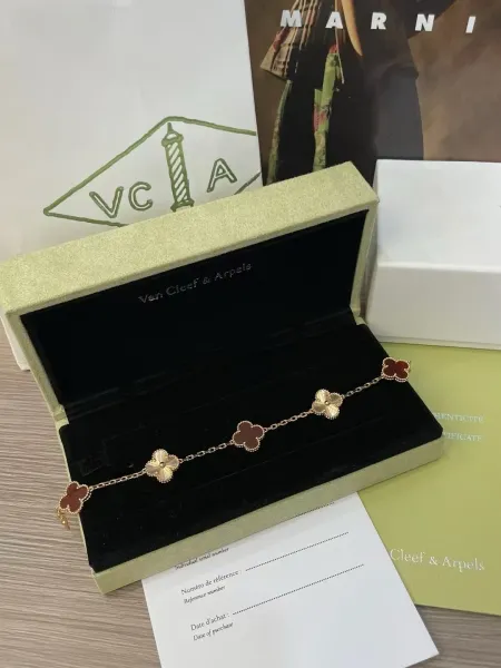Van Cleef & Arpels Alhambra Four-Leaf Clover Bracelet Gold with Red Jasper Jewelry - 31