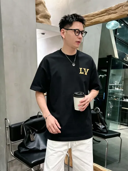 Louis Vuitton LV Logo Print Black T-Shirt - 1