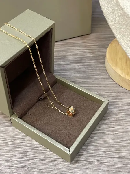 Van Cleef & Arpels Alhambra Four-Leaf Clover Bracelet Gold with Red Jasper Jewelry - 6