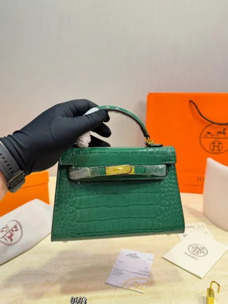 Hermès Kelly Mini II Shiny Emerald Green Alligator Leather Handbag - 1