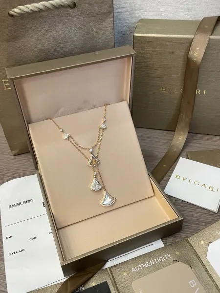 Bvlgari Divas' Dream Fan Pendant Necklace Gold Mother-of-Pearl and Diamonds Necklace Jewelry - 1