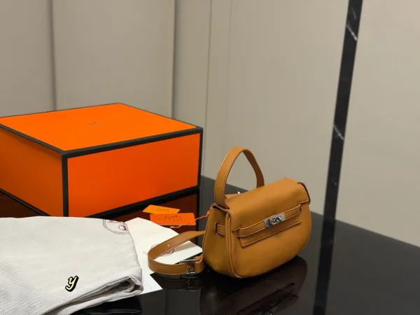 Hermès Mini Kelly Pochette in Tan Leather Handbag - 1