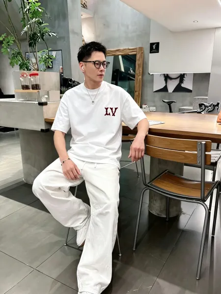 Louis Vuitton LV Logo Print White T-Shirt - 1