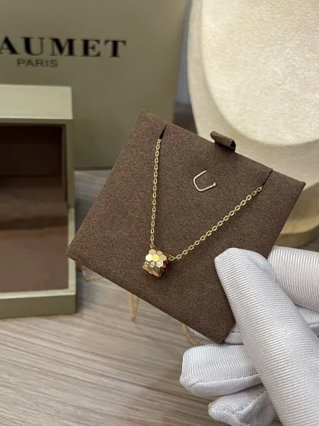 Van Cleef & Arpels Alhambra Four-Leaf Clover Bracelet Gold with Red Jasper Jewelry - 3