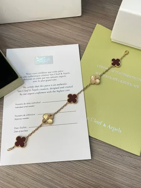 Van Cleef & Arpels Alhambra Four-Leaf Clover Bracelet Gold with Red Jasper Jewelry - 32