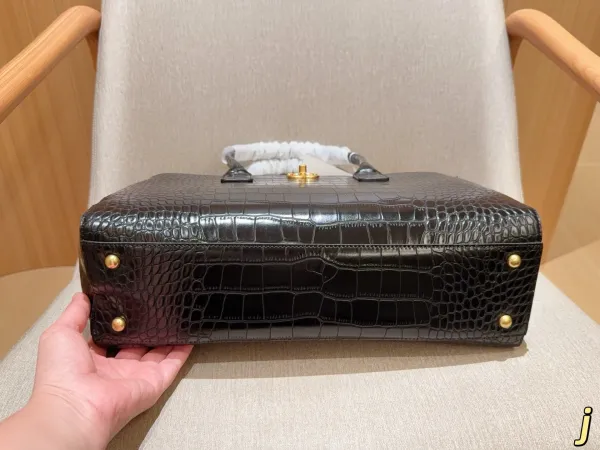 Chanel Deauville Tote Black Crocodile-Embossed Patent Leather Handbag Tote Bag - 7