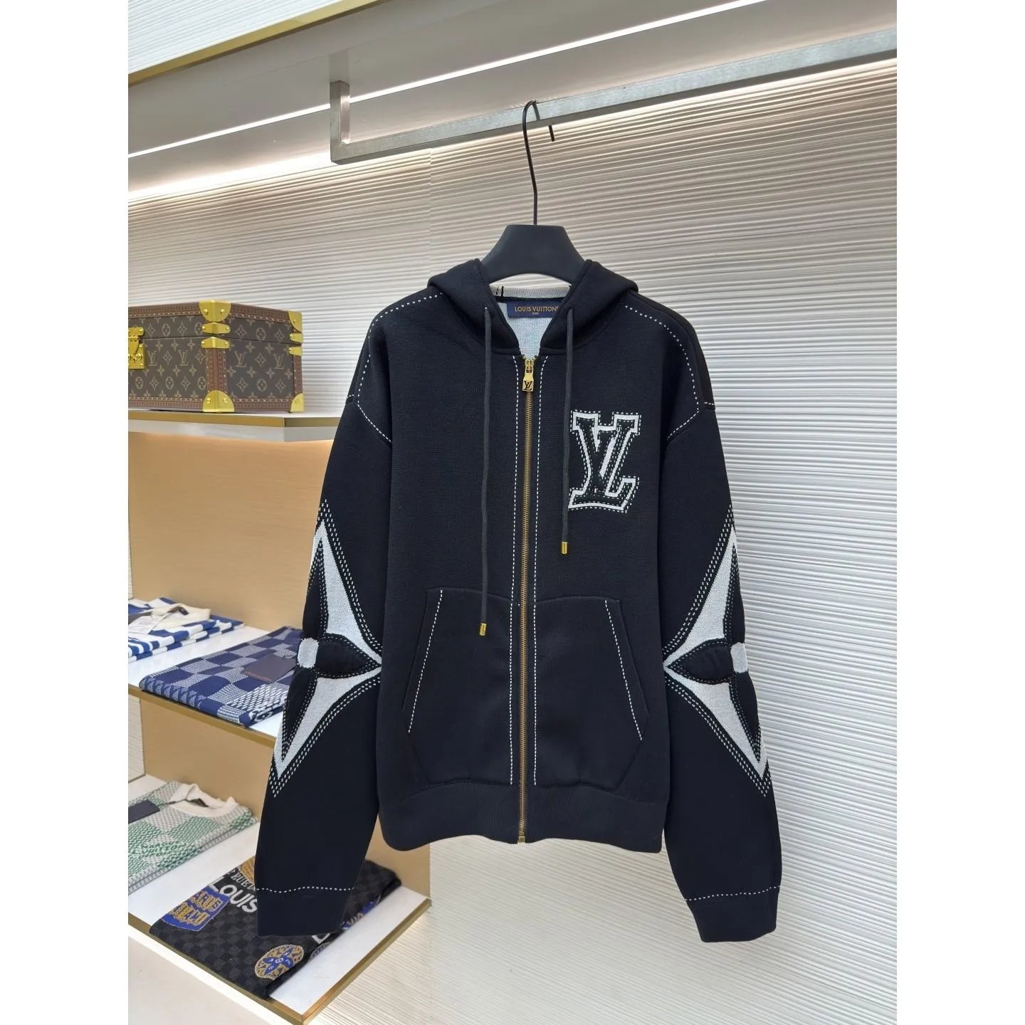 LV 40 - Black