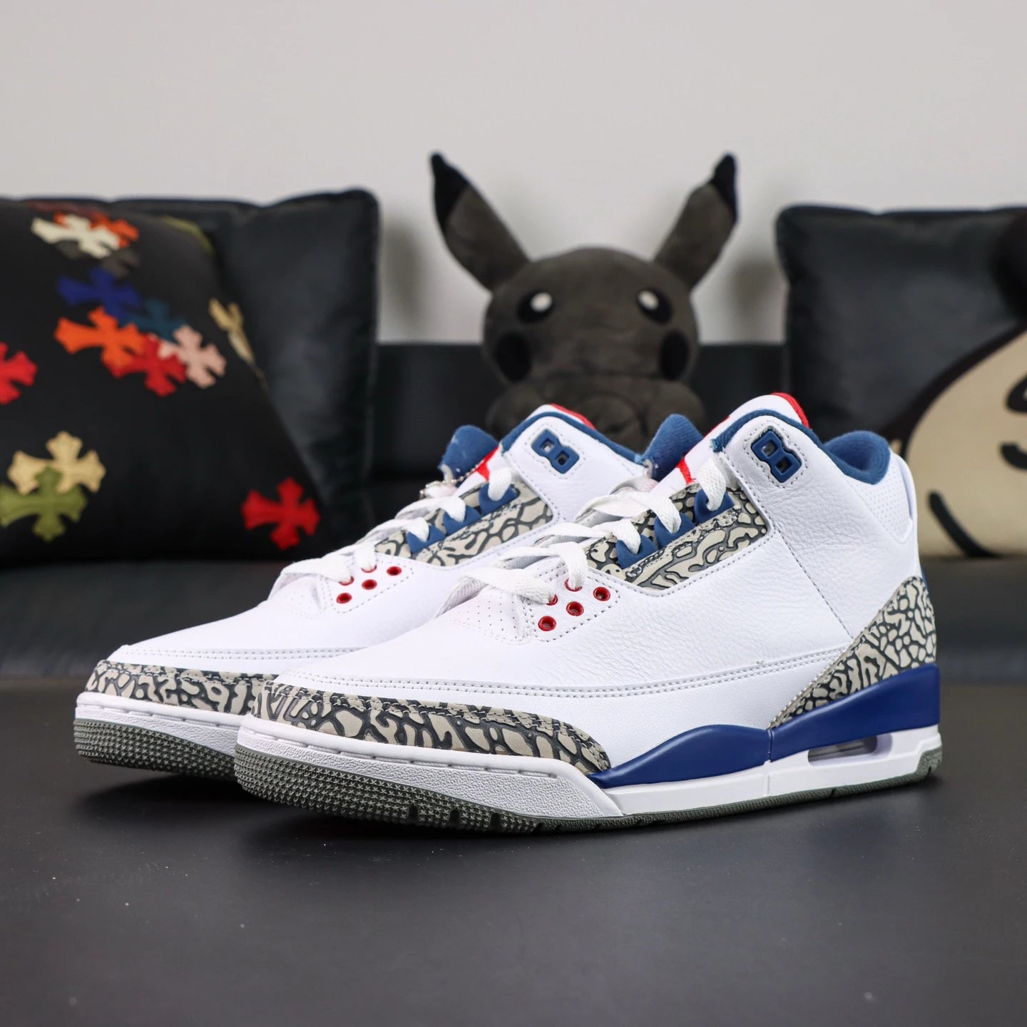 854262-106 White Blue