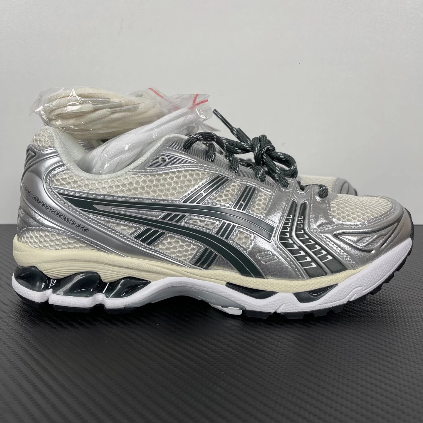 [1203A566-100] Collaboration Silver White