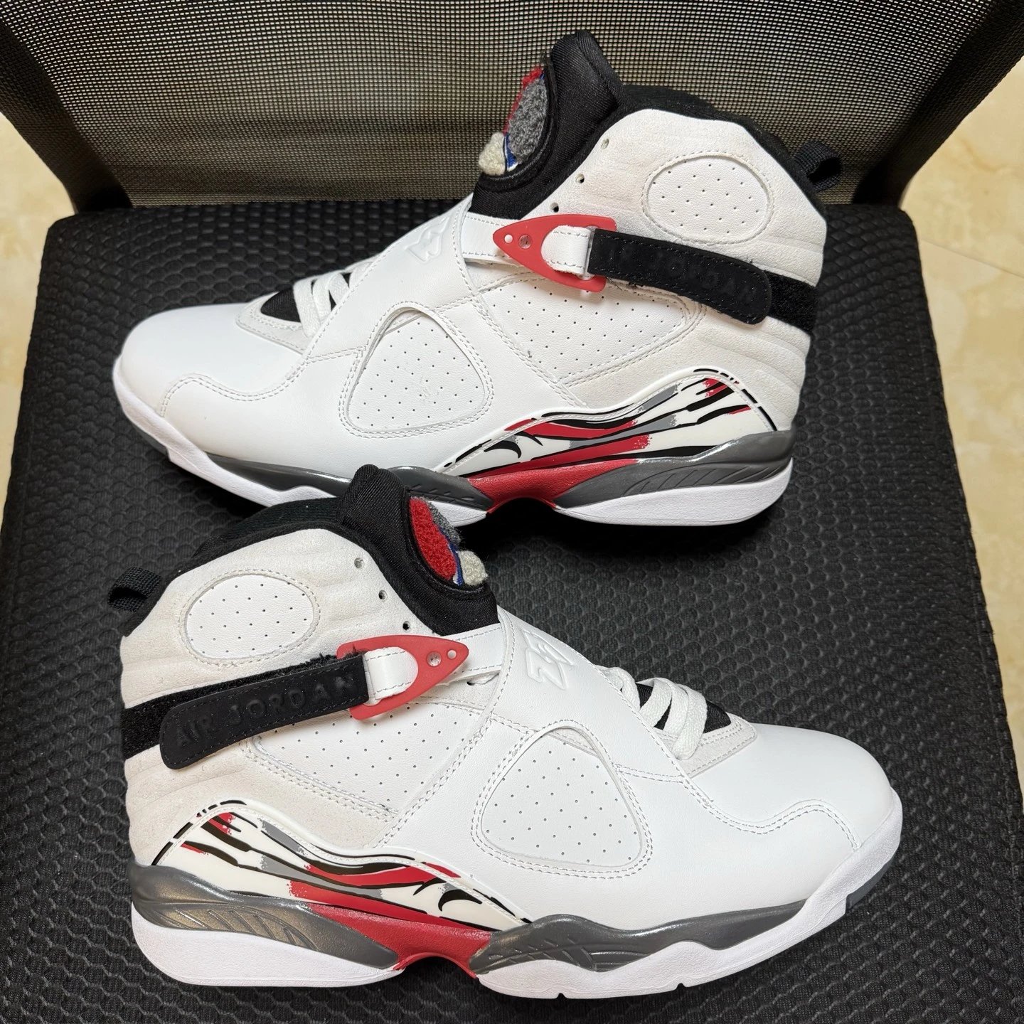 305381-100 White Red