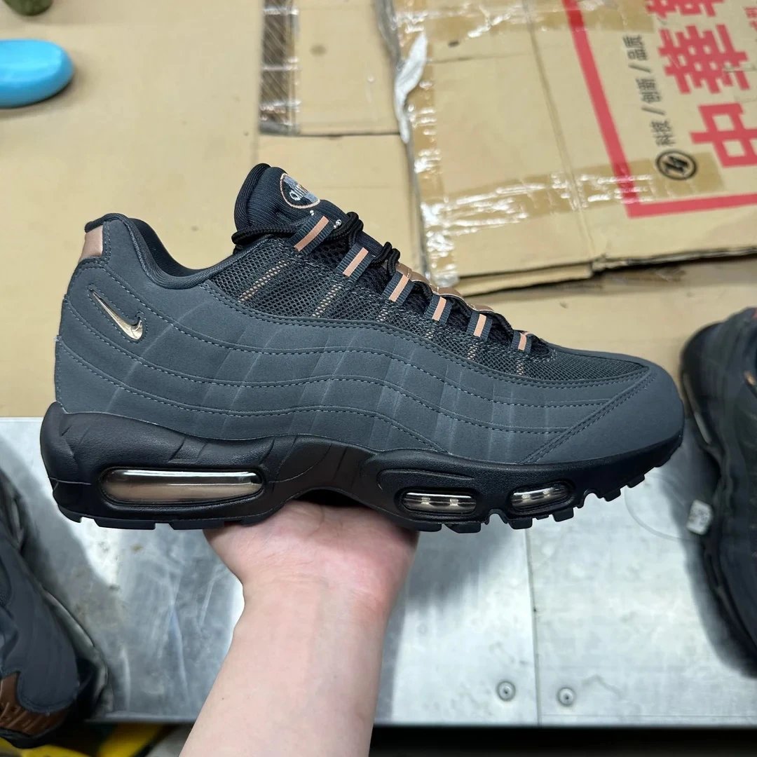 [HQ6457-001] Black Grey Red
