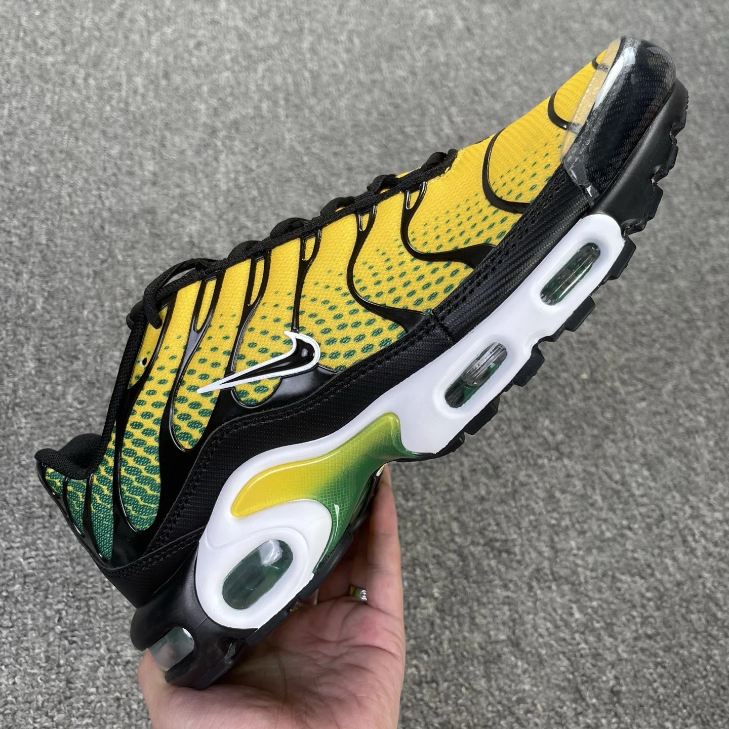 IB7671-700 Black Yellow