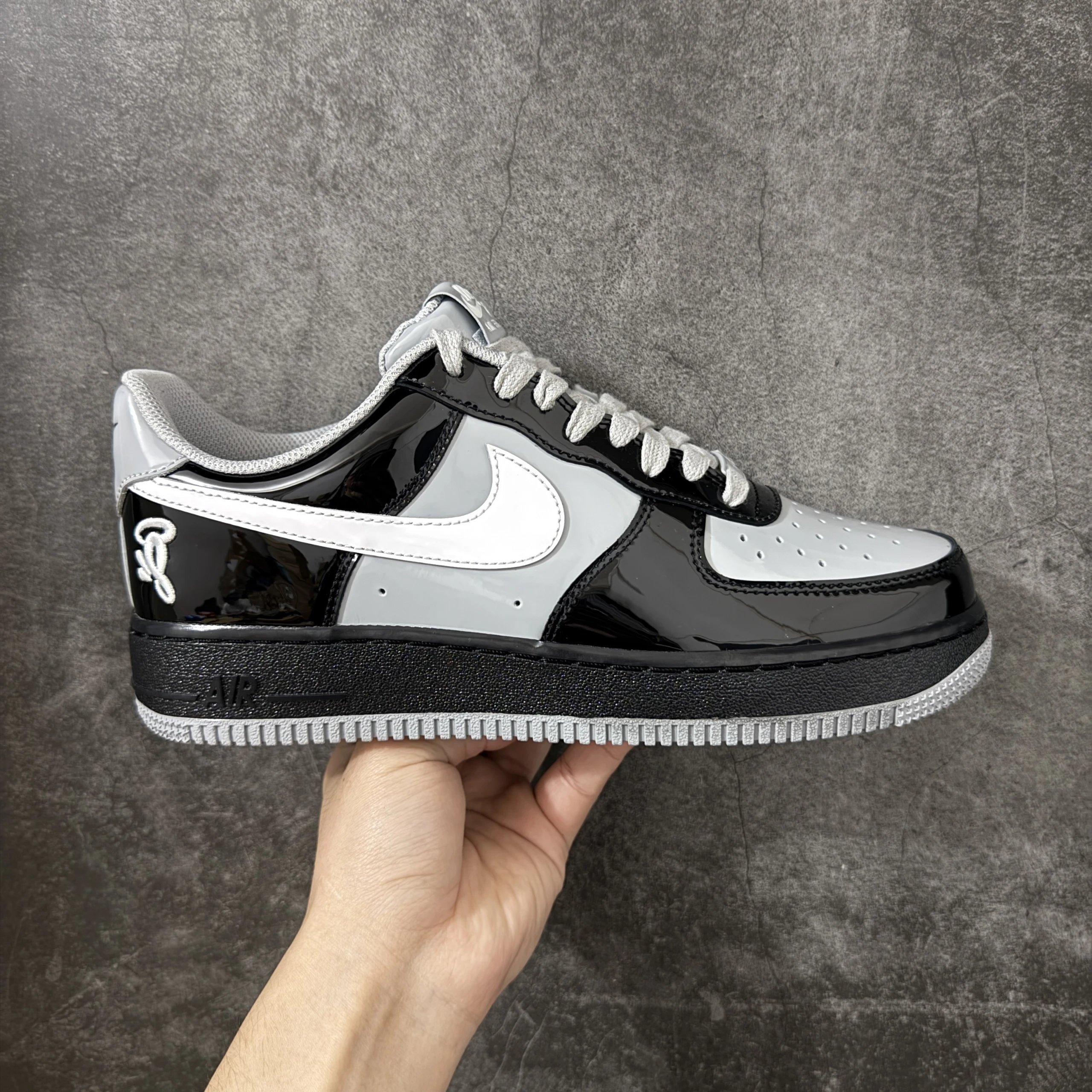 IO9974-010 Black, White, Gray