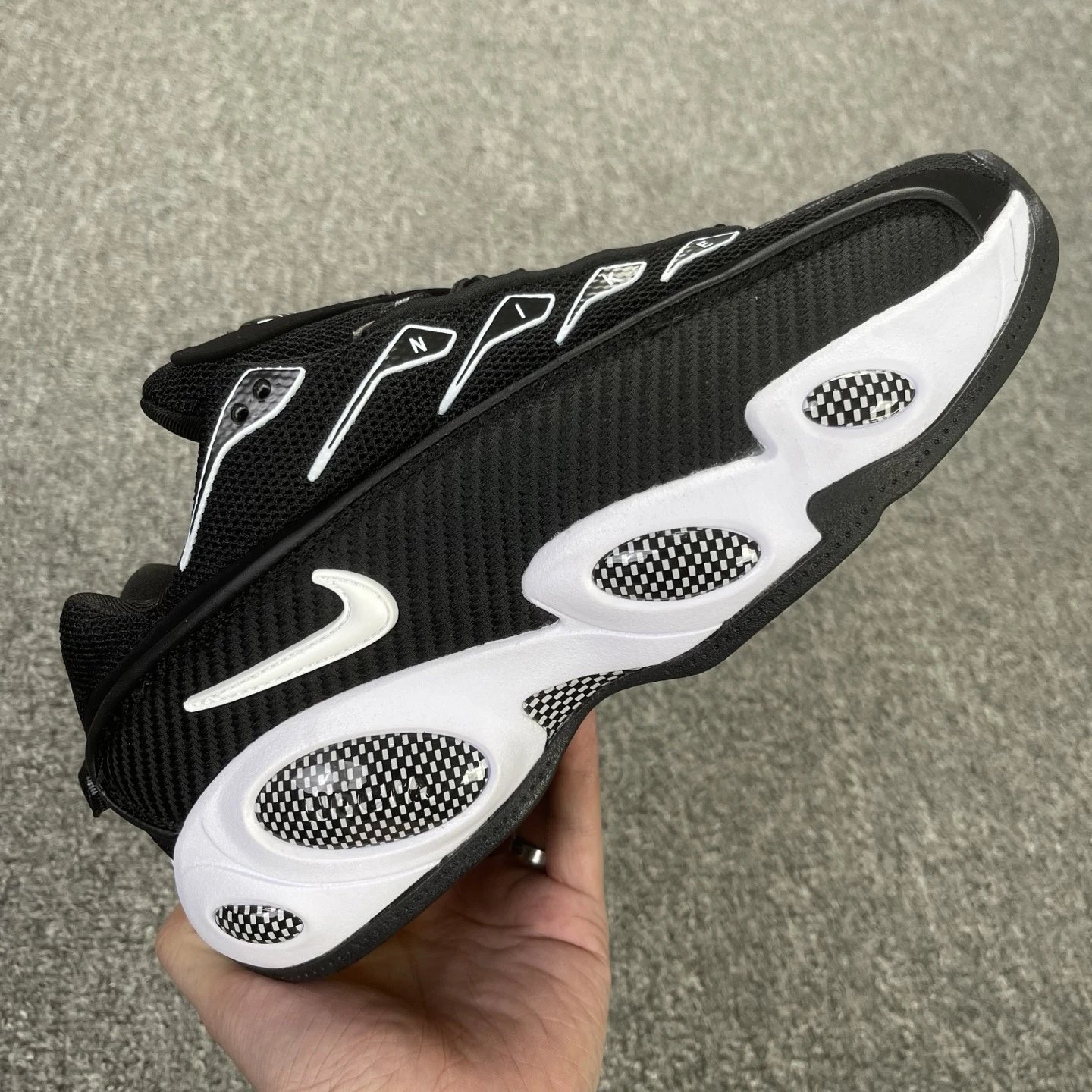 DM0879-001 Black/White
