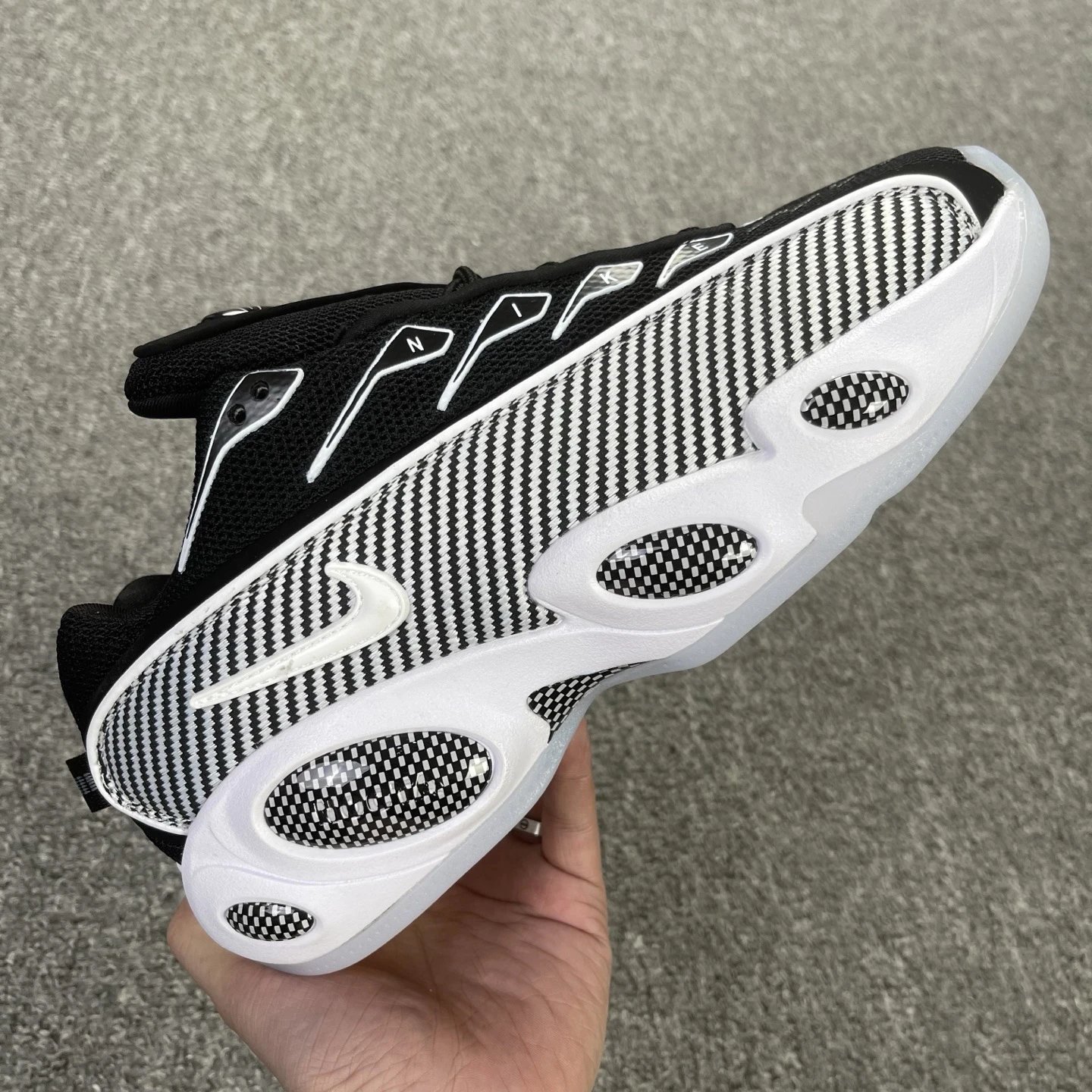 DM0879-011 White/Grey/Black
