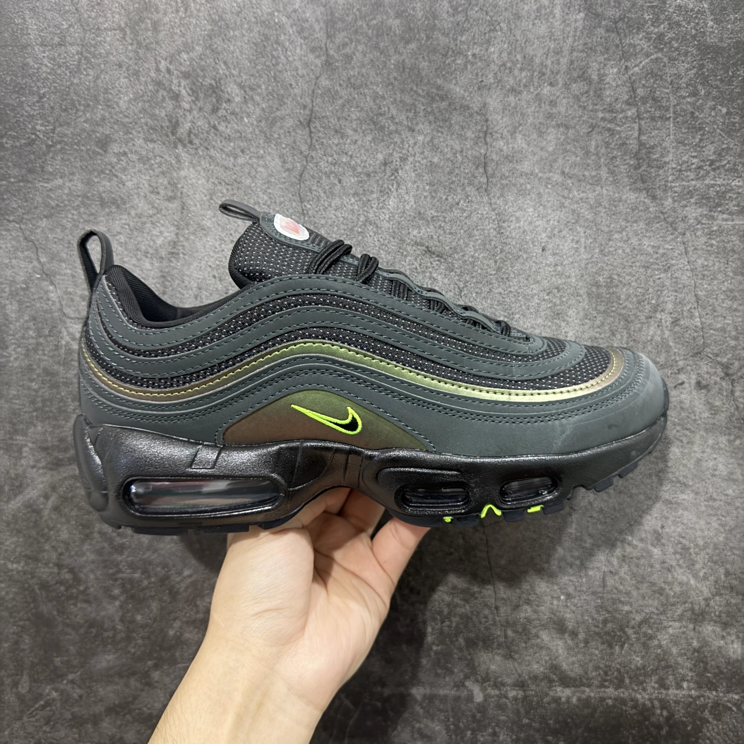 Black II1711-900