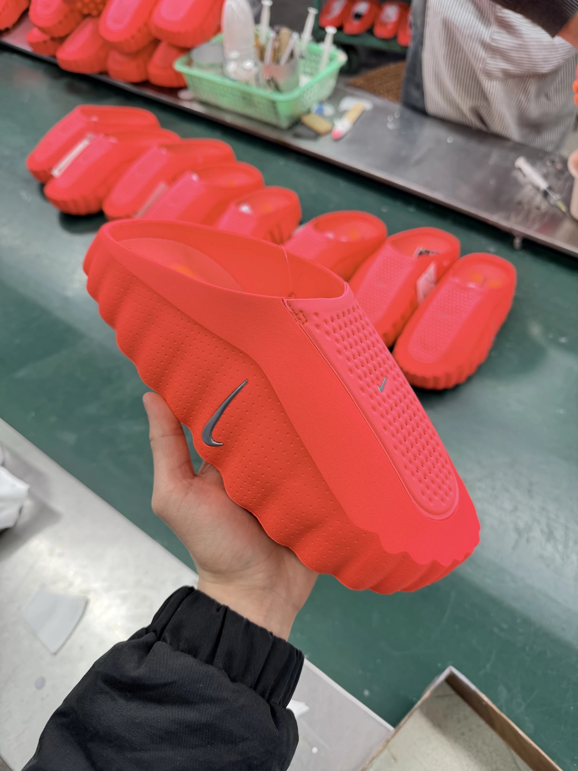 HQ4307-600 Red