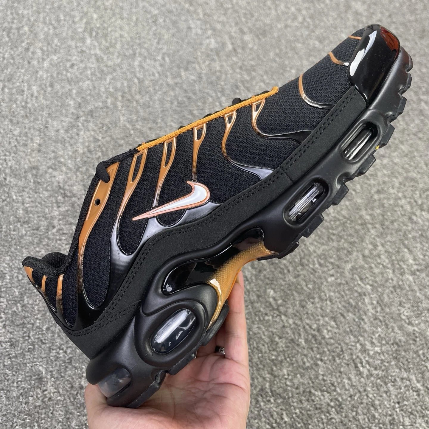FN6949-400 Black Orange