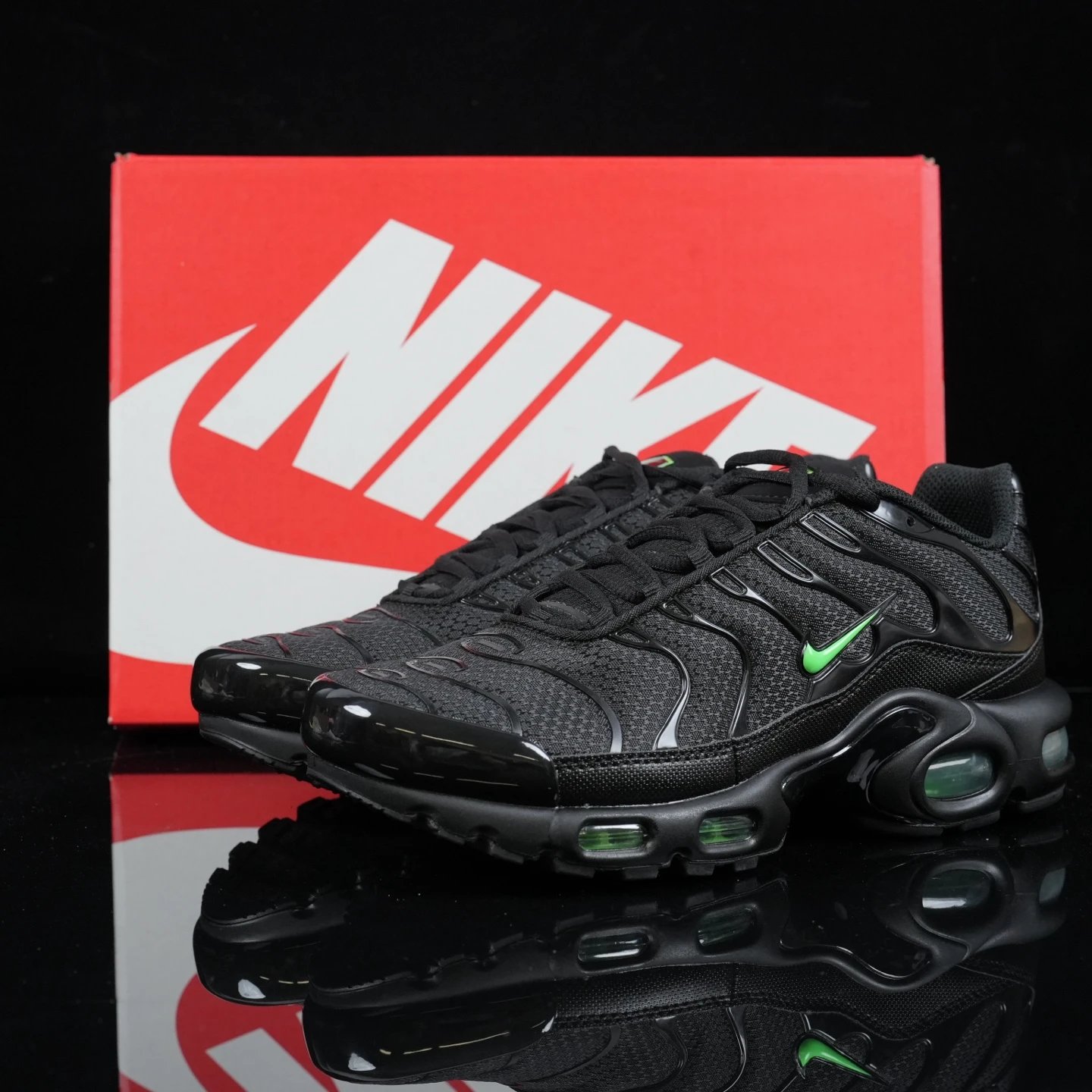 DM0032-024 Black Green