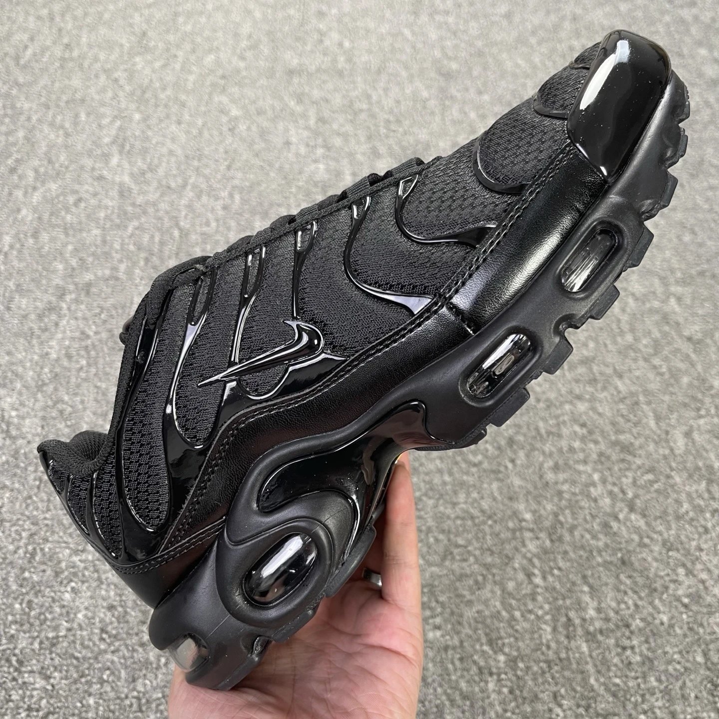 604133-050 Black