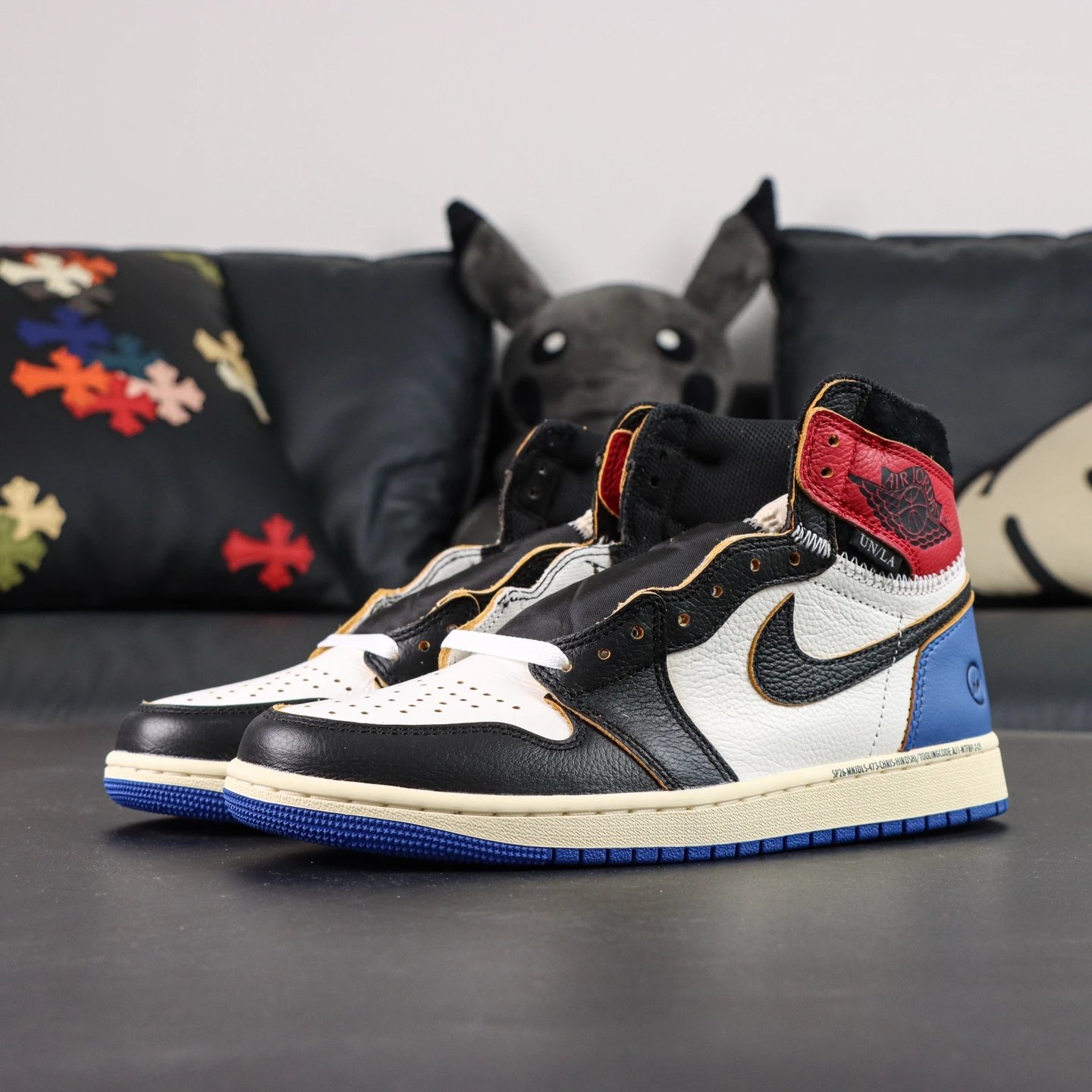 IO7847-002 White Black Blue
