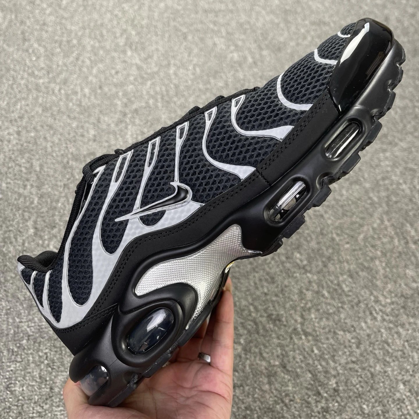 HQ3029-001 Silver Black