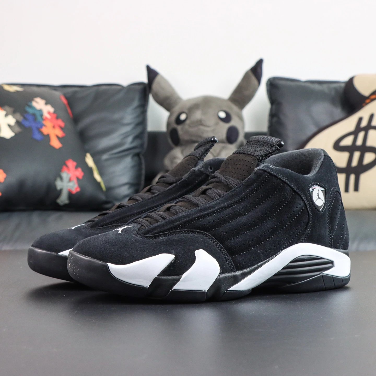 487471-016 Black and White