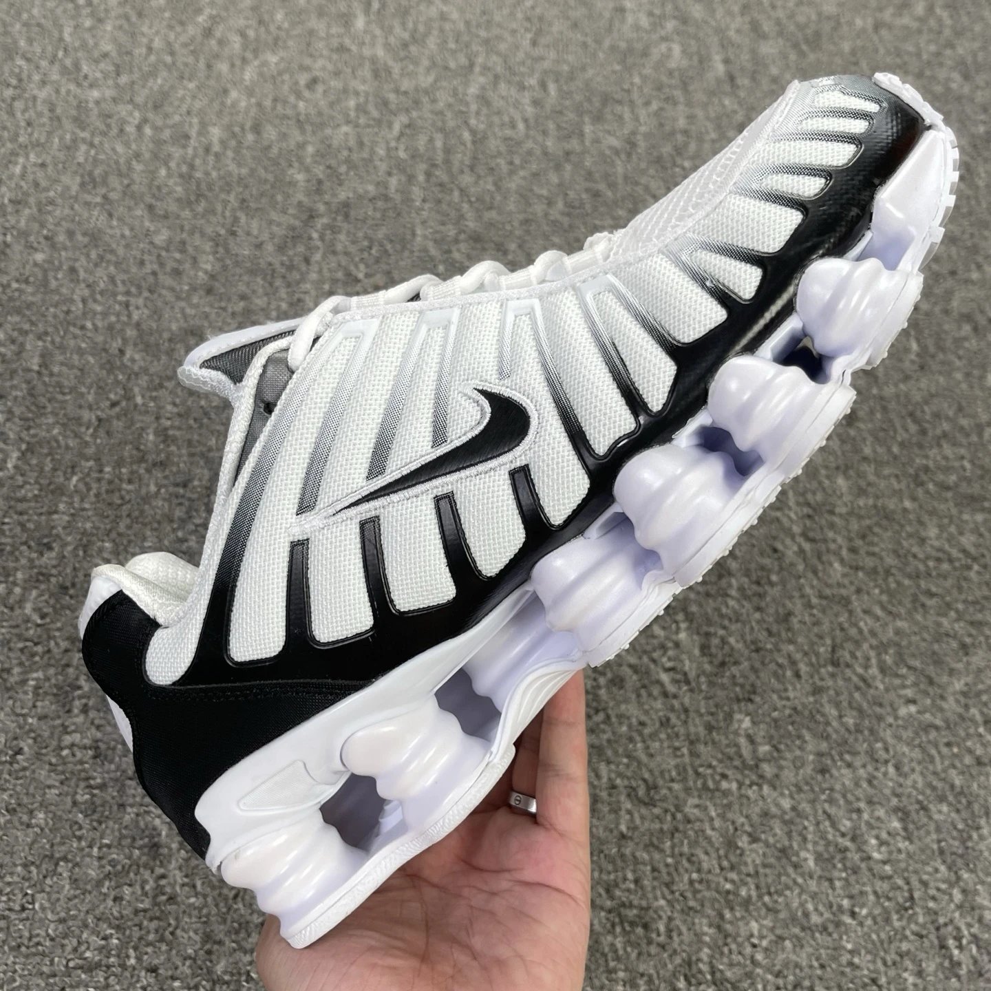 AV3595-102 Black and White Gradient