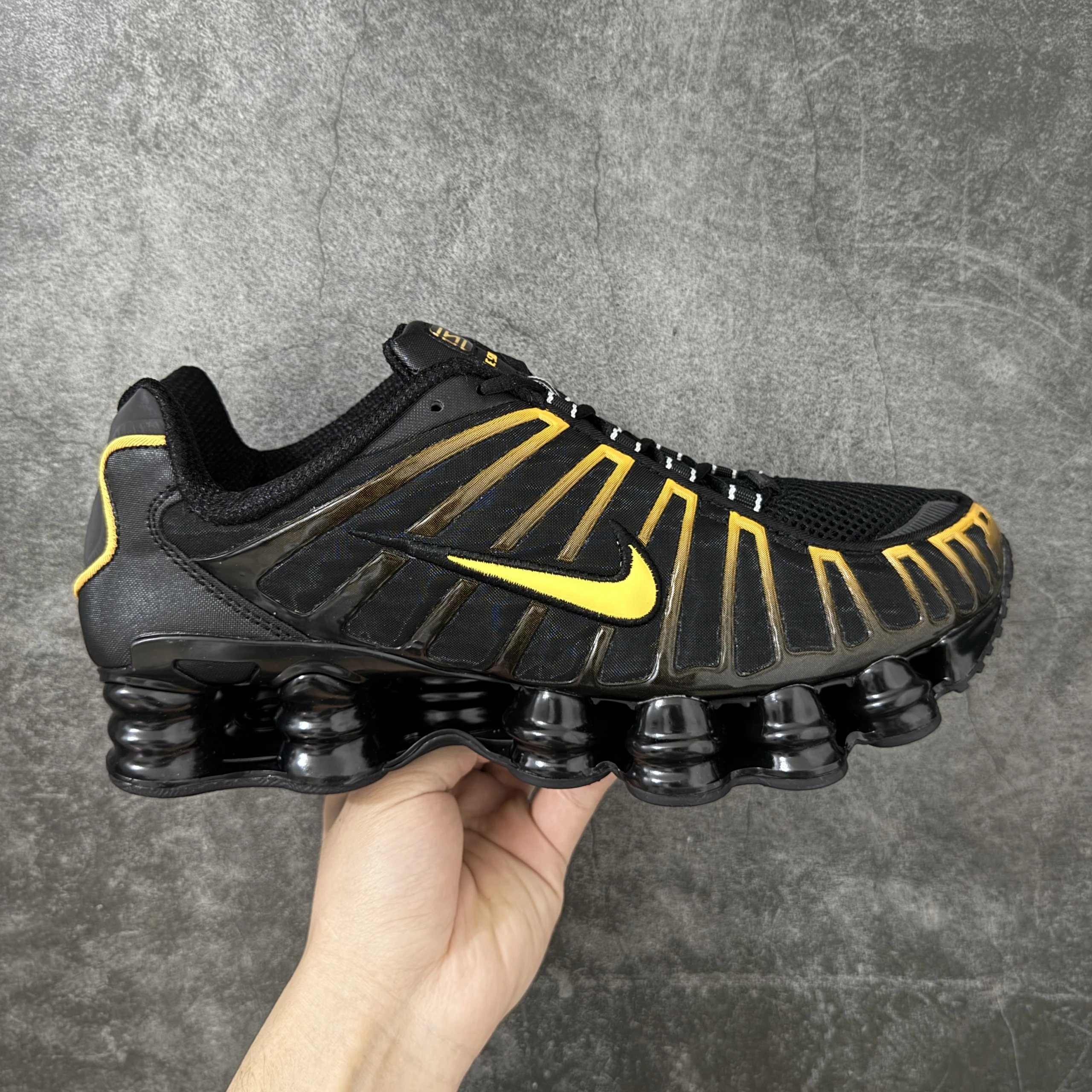 AV3595-013 Black Yellow