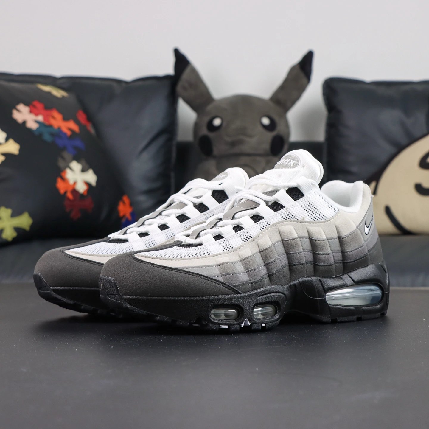 HM4740-007 Black Grey White