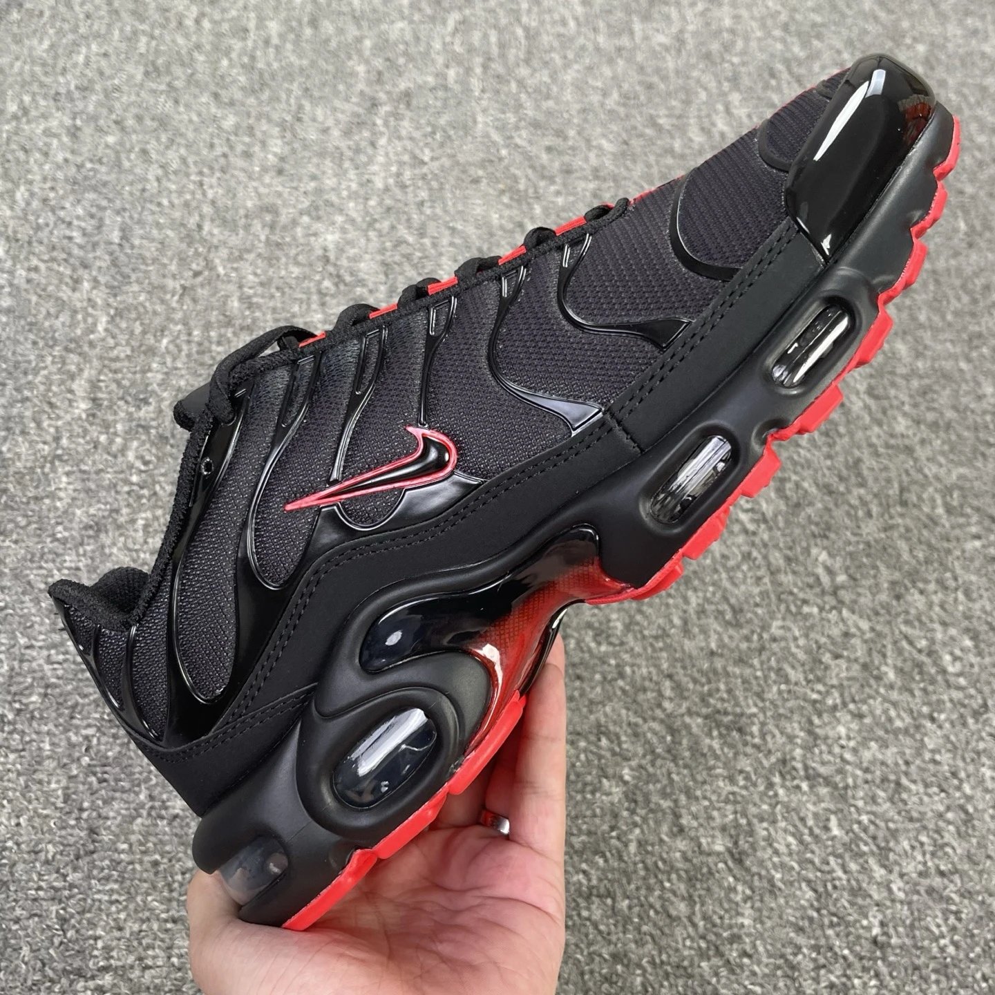 IM4868-010 Black Red