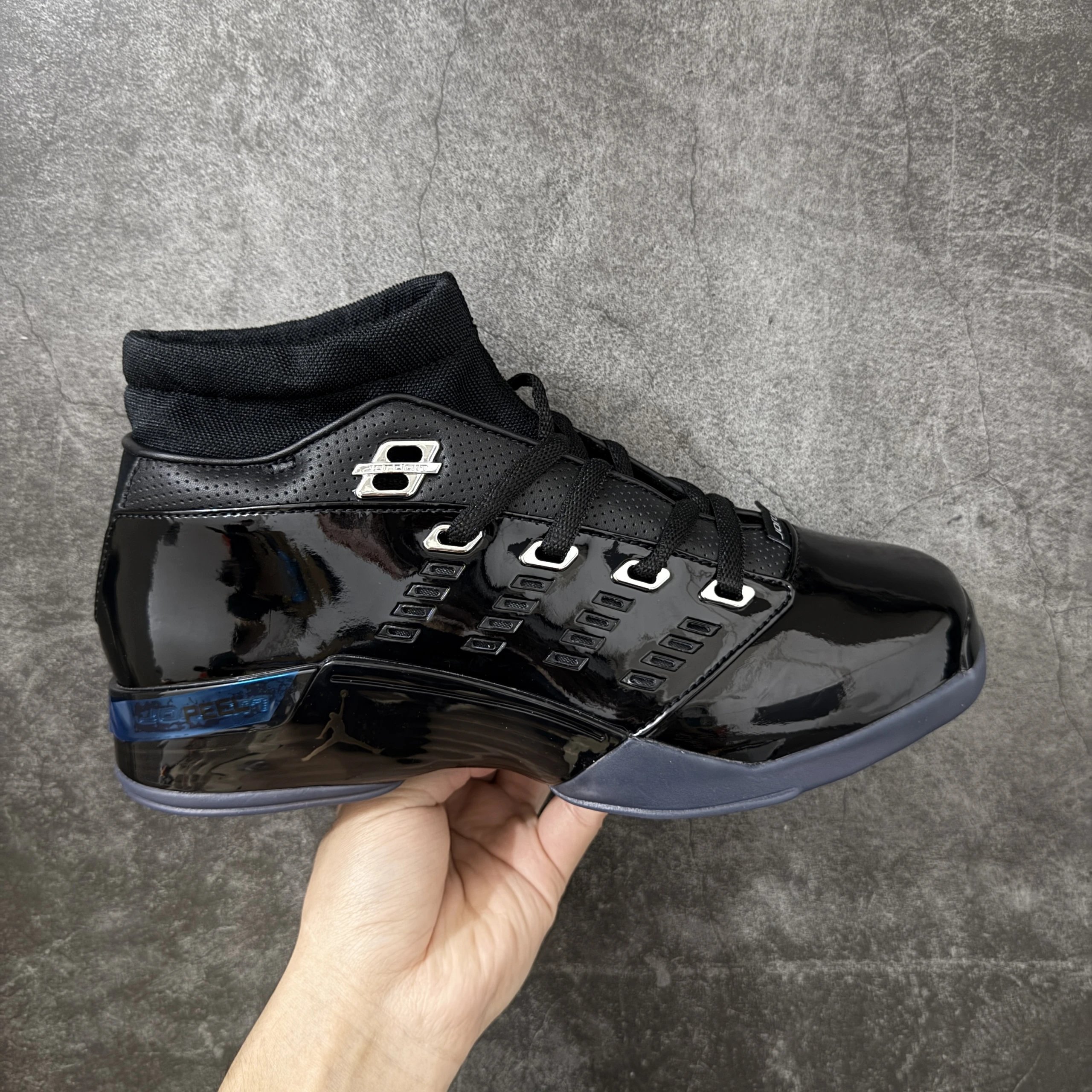 IV7640-001 black patent leather