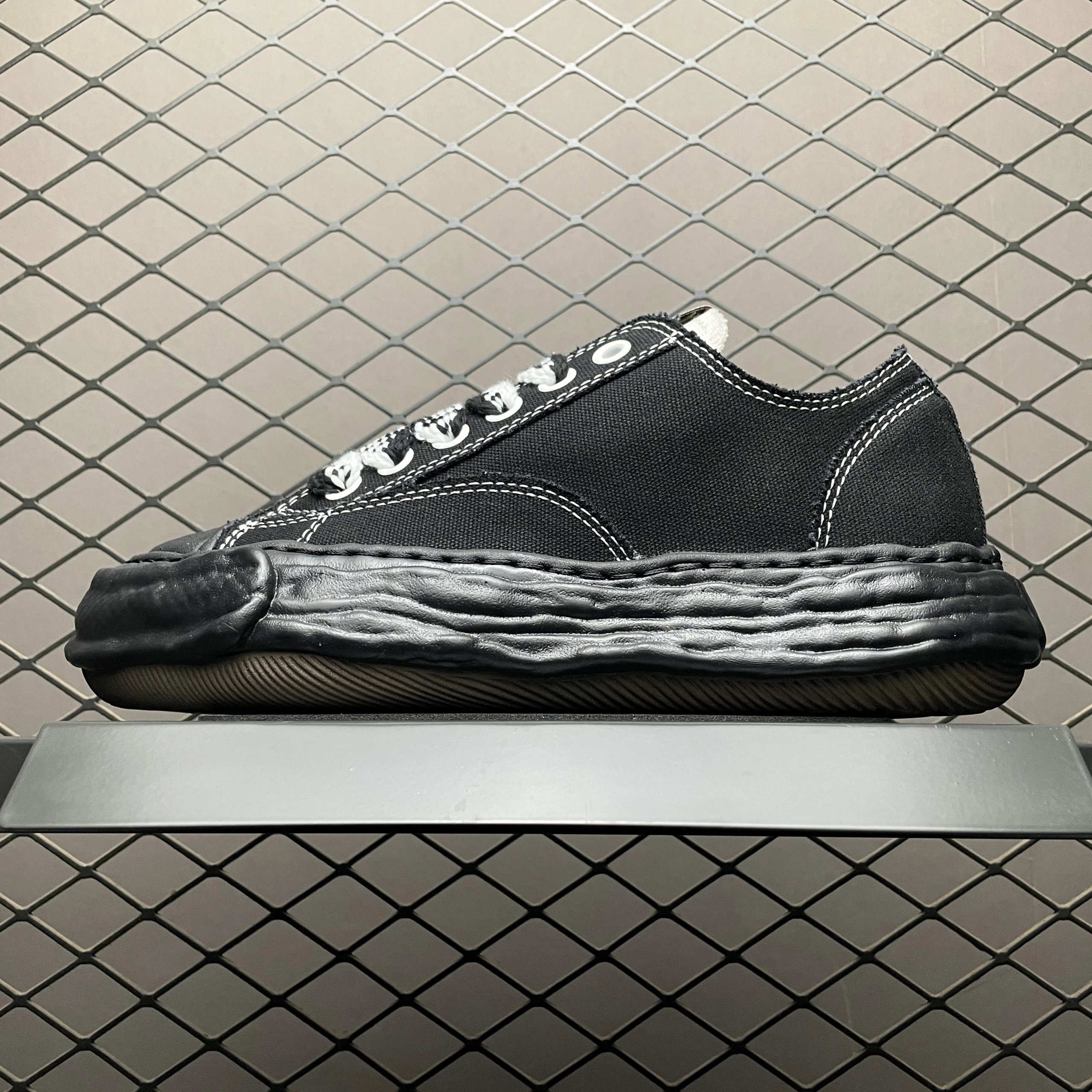 Dissolve black and white shoelaces