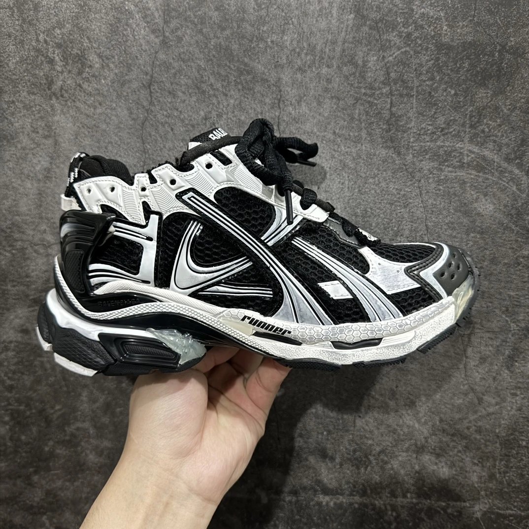 7.5th Gen Black White