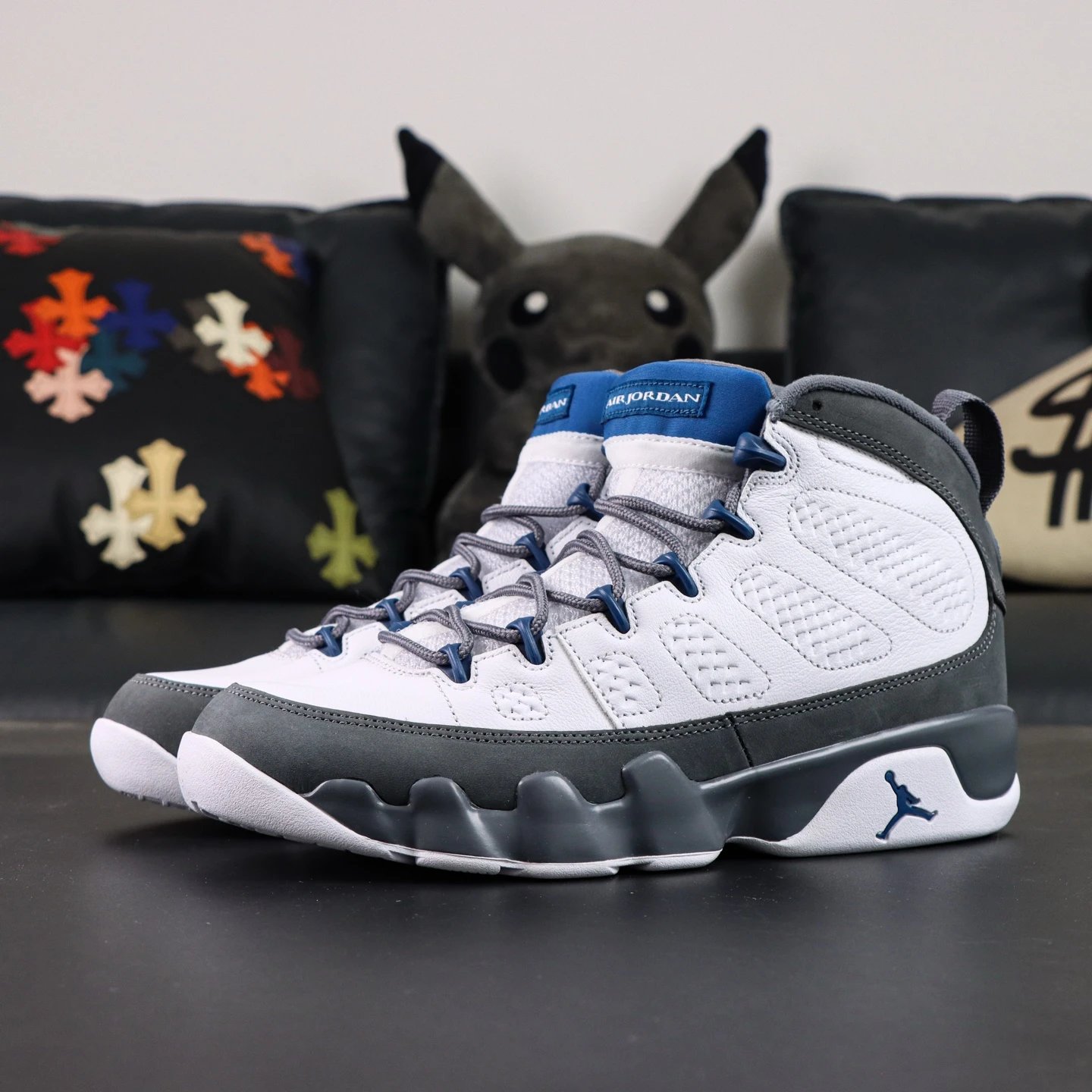 HV4794-100 White Blue