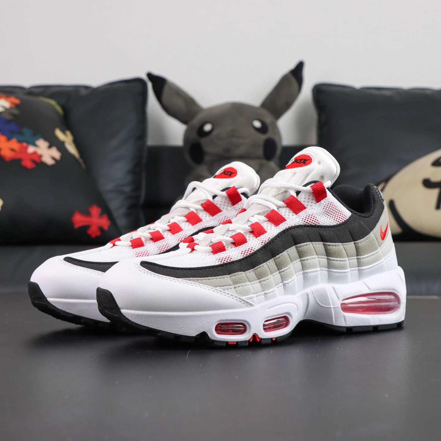 IB7862-100 White Grey Red