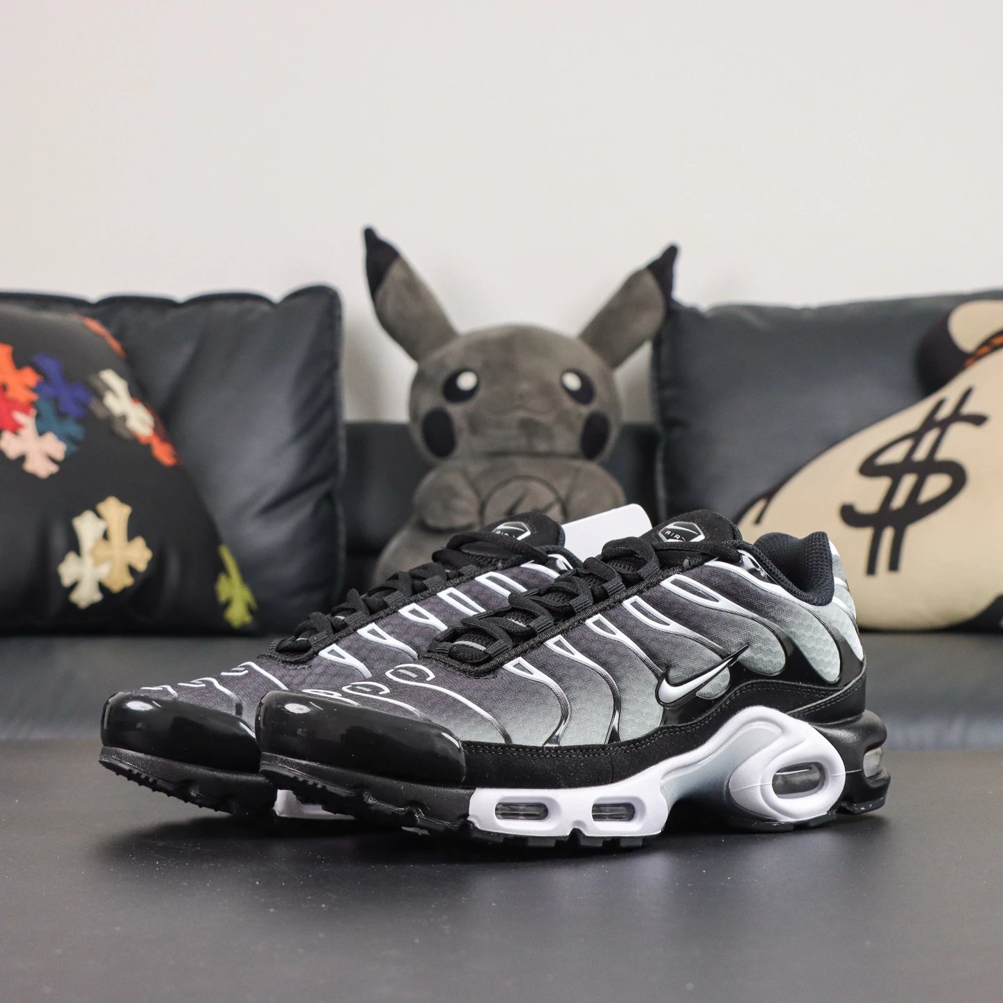 DM0032-003 Black and White