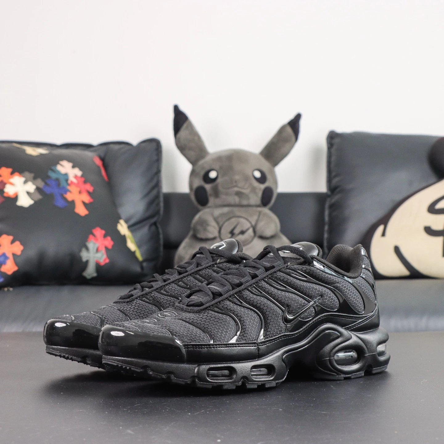 604133-050 All Black