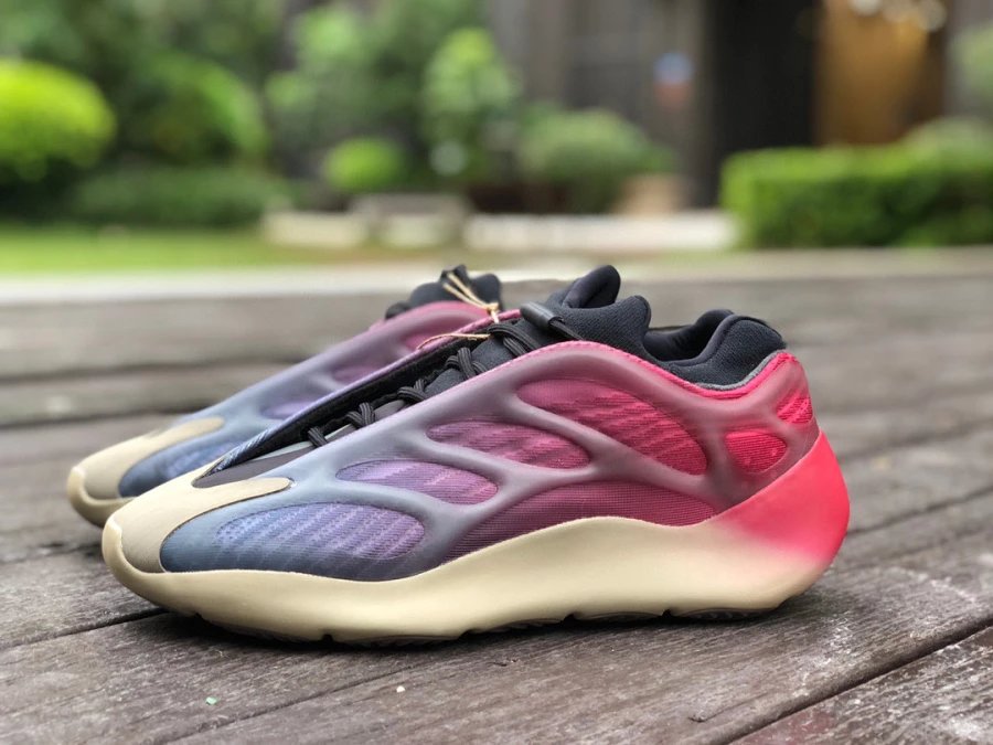 Ad Yeezy 700 V3