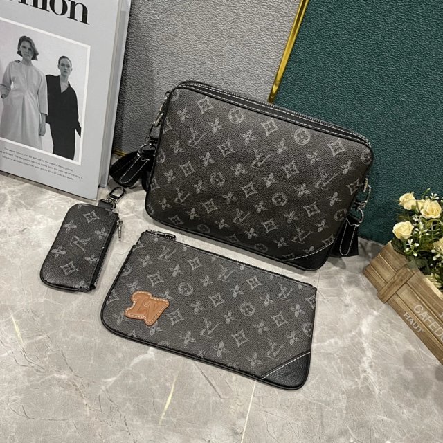LV Louis Vuitton Crossbody Bag: seller detail photo 1