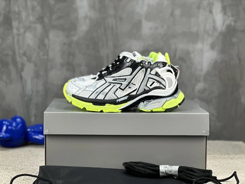 1B**alenciaga Runner sneakers