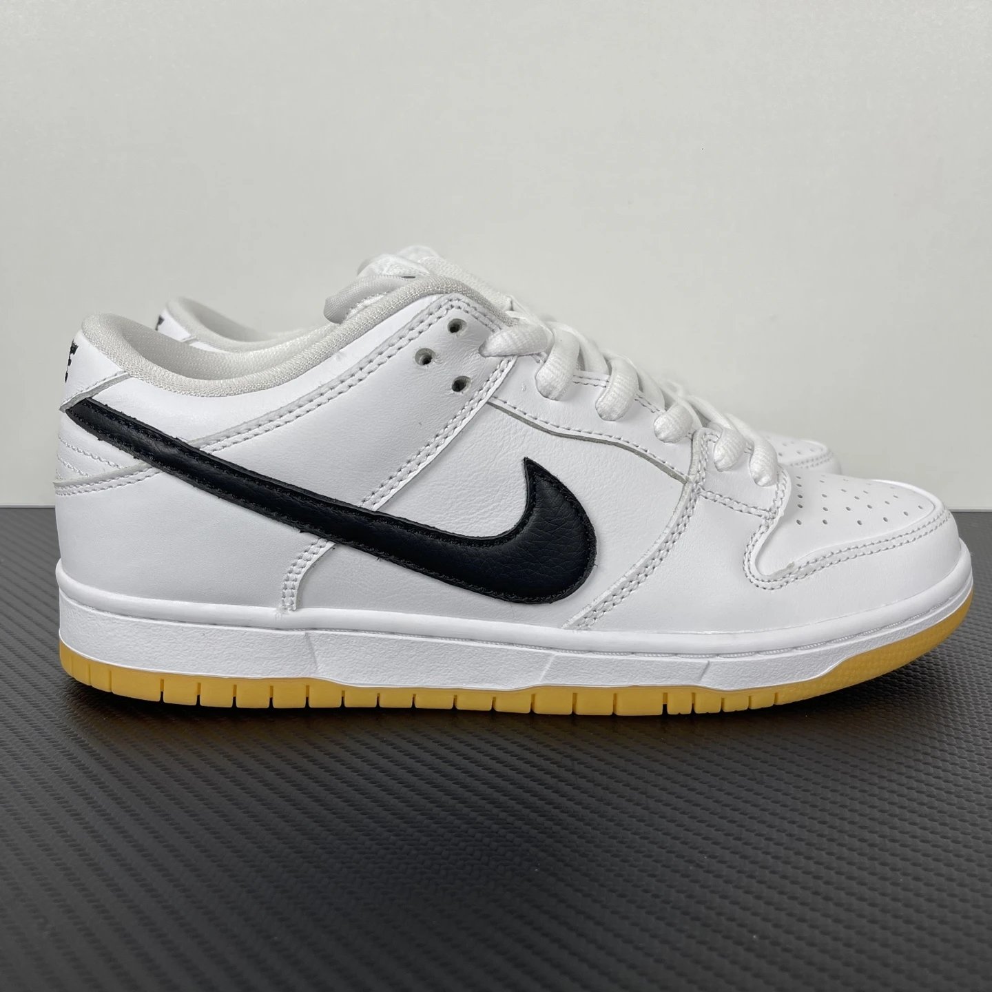 White Black Gum CD2563-101
