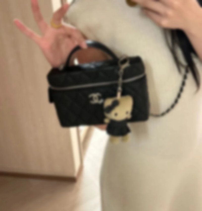 P1699 Item ID 8458 CHANE1- _Exclusive Hardware Details_ 25B Star Series Brand Logo Diamon